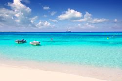 Il mare caraibico a nord di Formentera, nell'arcipelago spagnolo delle Baleari. Nell'immagine la Playa Illetas, una delle più famose, con sabbia candida e fondali bassi e soffici, ...