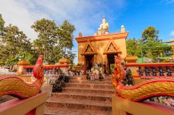 Un'immagine del Buddha a Khon Kaen, Thailandia - Nella costituzione thailandese non esiste una religione di stato ufficiale a garanzia di una grande libertà di professione religiosa ...