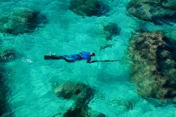 Immersioni nel mare cristallino di Cipro, nelle acque intorno a Agia Napa, nel Mediterraneo orientale - © iunewind / Shutterstock.com
