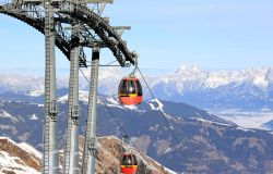 Impianti di risalita del Kitzsteinhorn a Kaprun in Austria - © EugenZ / Shutterstock.com