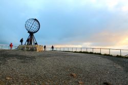 In attesa del sole di mezzanotte a Nordkapp, ...