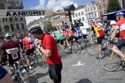Il ritrovo in piazza a Oudenaarde per la Retroronde: i ciclisti "vintage" possono iscriversi a tre diversi percorsi, il più breve è di 40 km di lunghezza - © www.retroronde.be ...