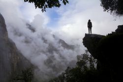 Panorama dall'Inca Trail a Machu Picchu, Perù - Un'immagine spettacolare dello scorcio panoramico di cui turisti e escursionisti possono godere durante il Cammino Inca che porta ...