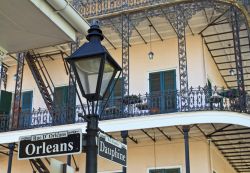 Incrocio fra Dauphine e Orleans Street, New Orleans -  Un palazzo con alti balconi dalla elaborata lavorazione in ferro sorge all'angolo fra Dauphine e Orleans Street facendo bella ...