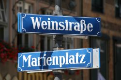Incrocio tra la Marienplatz e la Weinstrasse ...