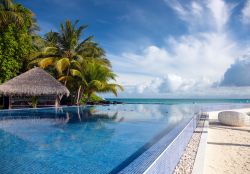 Infinity Pool di un resort sull'Atollo di ...
