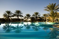 Infinity pool in un albergo Djerba in Tunisia - © parkisland / Shutterstock.com