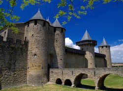 Per superare le mura di Carcassonne (Francia del sud) si varca l'imponente Porte Narbonnaise, o Porta di Narbona, eretta nel 1289 per volere di Filippo III e ricostruita da Viollet-le-Duc ...