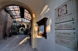 Ingresso del Castello Bevilacqua, provincia di Verona in Veneto: oggi è un'apprezzato Hotel Relais a 4 stelle, ma che può essere visitato in modo autonomo dai turisti