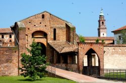 Il particolare ingresso principale al Castello Sforzesco di Vigevano in Lombardia - © Valeria73/ Shutterstock.com