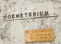 Ingresso della Cripta dei Capuccini a Roma, il celebre "coemeterium" - © iofoto / Wikipedia