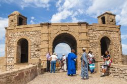 Ingresso della medina fortificata a Essaouira, Marocco - La sua città vecchia, ovvero la medina, è iscritta nel patrimonio mondiale dell'umanità dell'Unesco. Conosciuta ...