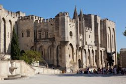 Ingresso del Palazzo Papi ad Avignone, in Provenza - Avignon Tourisme, Copyrights Yann de Fareins / Noir d’Ivoire