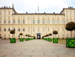 L'ingresso al Palazzo Reale di Torino, la più importante delle residenze sabaude dichiarate Patrimonio dell'Umanità dall'UNESCO nel 1997. Superata la cancellata del ...