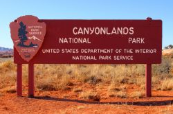 Benvenuti al Canyonlands National Park! Questo è il cartello che nello Utah, USA, accoglie i visitatori all'ingresso dell'area protetta istituita nel 1964, che si estende per ...