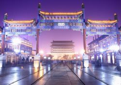 Luci notturne sull'ingresso della Qianmen Street, Pechino - Situata lungo l'asse centrale della città cinese, Quianmen Street è una delle vie pedonali più famose. ...