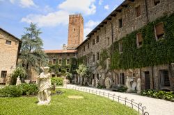 L'ingresso del teatro Olimpico di Vicenza, concepito dall'architetto rinascimentale Andrea Palladio. Si può considerare il più antico teatro stabile coperto di età ...