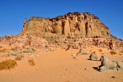 Ingresso del Tempio del dio Amon,  con le due file contrapposte di Arieti in granito. Sullo sfondo la montagna sacra del Gebel Barkal. Ci troviamo a Karima nel centro della Nubia, la regione ...