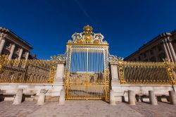 Ingresso di Versailles dal cancello principale della Reggia: da qui transitano i visitatori per recarsi alla biglietteria di questo patrimonio della Francia - © designbydx / Shutterstock.com ...