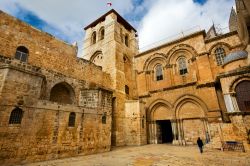 L'ingresso alla chiesa del Santo Sepolcro di Gerusalemme, detta anche Basilica della Risurrezione. Si accede tramite un'unica porta lungo il  transetto meridionale, le cui chiavi ...