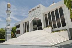 Ingresso monumentale della Grand Friday Mosque, la più grande moschea di Male, la capitale dell'arcipelago delle Maldive - © Ryabitskaya Elena / Shutterstock.com