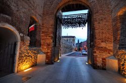 Ingresso nord di Soave: Porta Aquile accoglie ...