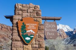 L'ingresso del Parco Nazionale di Zion, uno dei grandi parchi degli Stati Uniti sud-occidentali, nello stato dello Utah: ogni anno oltre 2 milioni e mezzo di turisti superano questo cartello ...