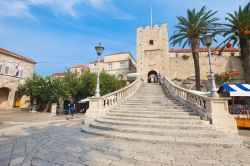 Veliki Revelin, il monumentale Ingresso di Korcula, cona la scalinata che conduce alla porta che si apre nel lato sud della cinta Muraria di Curzola - © paul prescott / Shutterstock.com ...