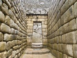 Ingresso al tempio di Machu Picchu, Perù - Un suggestivo scorcio sulla porta d'accesso ad uno degli edifici religiosi ospitati all'interno dell'antica città inca. Anche ...