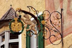 Innsbruck Altstadt: dettaglio di un palazzo nel centro storico della capitale del Tirolo (Austria) - © onairda / Shutterstock.com