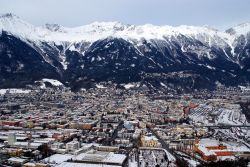 Innsbruck in Inverno, vista dalla montagna del Bergisel, dove si trova il celebre trampolino Olimpico. Innsbruck è stata sede due volte dei giochi olimpici invernali, nel 1964 e nel 1976 ...