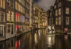 I canali di Amsterdam durante il Light Festival, Olanda - Un letto matrimoniale galleggiante, opera di  Vincent Ollinet. E' solo una delle tante installazioni che caratterizzano la ...