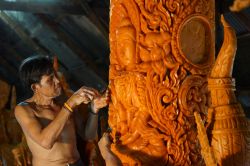 Intaglio di una candela, Ubon Ratchatani - Per omaggiare il Buddha si intagliano candele di cera che rappresentano vere e proprie opere d'arte. Con scalpelli e altri strumenti del mestiere, ...