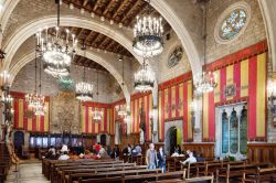 Interno dell'Ayuntamiento di Barcellona, Spagna. Una delle grandi sale del Municipio di Barcellon, situato in Placa de Sant Jaume - © Iakov Filimonov / Shutterstock.com