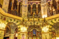 Il ricco interno della Cappella Palatina ad Aachen ...