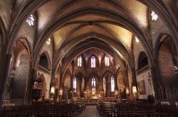 L'interno austero della vasta Cattedrale di Mirepoix in Francia - © Tourisme de Mirepoix