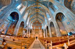 Lo splendido interno affrescato della Cattedrale ...