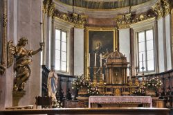 Tre navate divise da pilastri caratterizzano l'interno della cattedrale di San Rufino a Assisi. L'aspetto odierno risale al rinnovo realizzato nel 1571 ad opera di Galeazzo Alessi, sopra ...