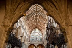 L'interno della Cattedrale di Exeter, Inghilterra - Edificata nel corso del 1200, la Cattedrale di Exeter è caratterizzata al suo interno dalla successione più lunga e imponente ...