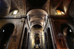 L'interno della Cattedrale di Ferrara, dedicata a San Giorgo, presenta dei motivi barocchi sontuosi, nonostante la chiesa originaria risalga alla fine del XII secolo e fosse tipicamente ...