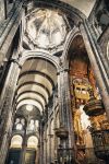 L'Interno della Cattedrale di San Giacomo a Santiago de Compostela - © F.C.G. / Shutterstock.com