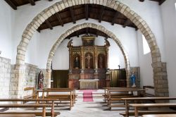Interno della Chiesa di Santa Croce ad Aggius, in Sardegna - © Daniela Pelazza / Shutterstock.com