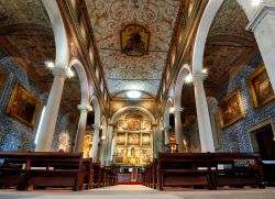 Interno della chiesa di Santa Maria a Obidos, Portogallo - In Praca de Santa Maria si trova l'omonima chiesa caratterizzata da una bella torre campanaria e da un portale in stile rinascimentale. ...