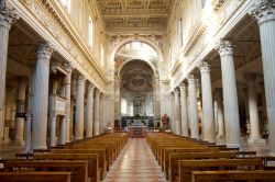 Interno del Duomo di Mantova, conosciuto come ...