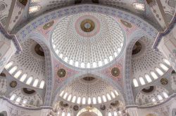 Interno della Moschera Kocatepe ad Ankara, in Turchia. Notare l'eleganza delle varie cupole di diverse dimensioni - © Orhan Cam / Shutterstock.com