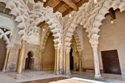 L'interno del Palazzo della Aljaferìa di Saragozza presenta le decorazioni tipiche dello stile arabo, che ricordano pizzi preziosi e elementi naturali. Doveva essere un edificio all'altezza ...