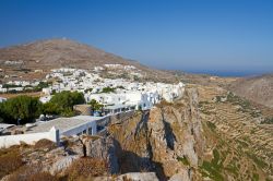 L'interno aspro dell'isola di Folegandros: la Chora. Il villaggio tipico di questo angolo di isole Cicladi in Grecia - © Georgios Alexandris / Shutterstock.com