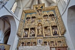 La chiesa di San Paolo a Saragozza (Iglesia de San Pablo) è un edificio in stile mudejàr protetto dall'UNESCO. Nella foto la pala d'altare lignea, dipinta d'oro e smalti ...