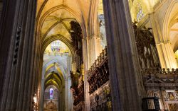 L'interno della Cattedrale di Siviglia è a cinque navate, in stile gotico, e le belle vetrate che filtrano la luce esterna creano un'atmosfera di intimità e raccoglimento ...