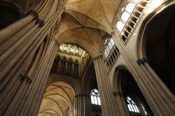 Interno della grande cattedrale di Rouen, uno dei capolavori architettonici dell'Alta Normandia e della Francia - © Pack-Shot / Shutterstock.com